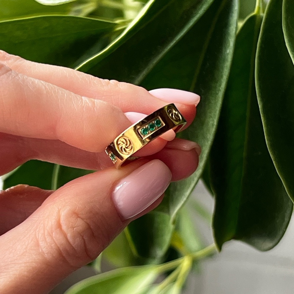 IceLink golden emerald ring